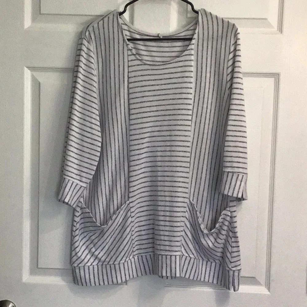 Unbranded gray and white tunic - no size tag